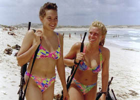 以色列女兵休闲逛街游海滩枪不离手(1)